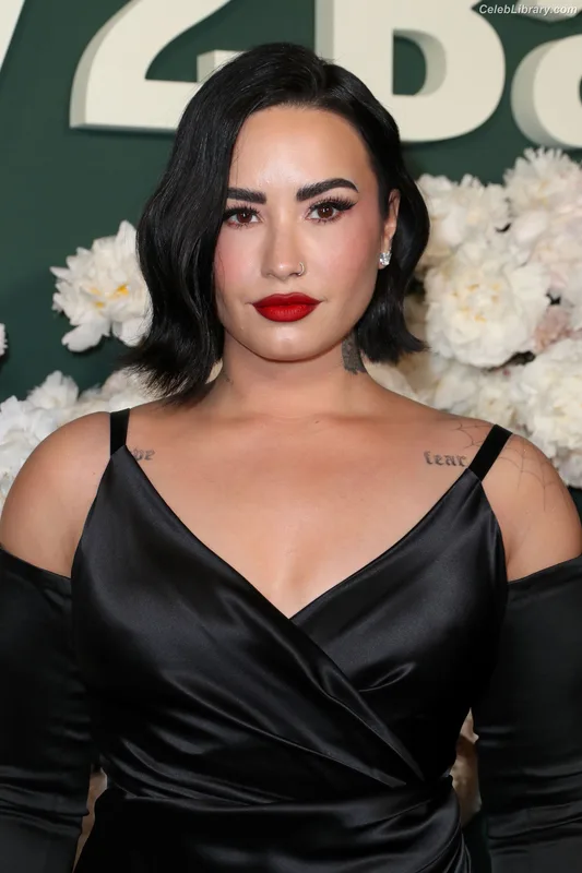 Demi Lovato photo 4 of 1234