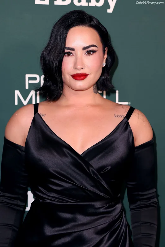 Demi Lovato photo 8 of 1234