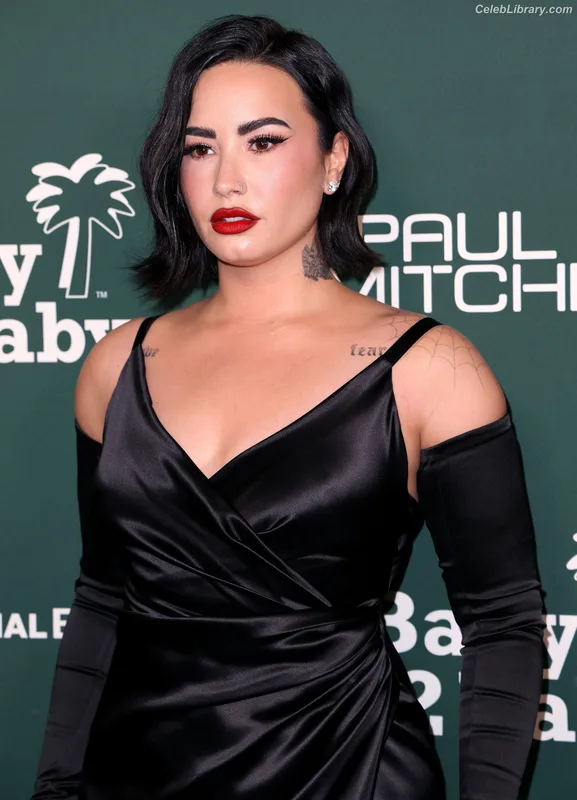 Demi Lovato photo 10 of 1234