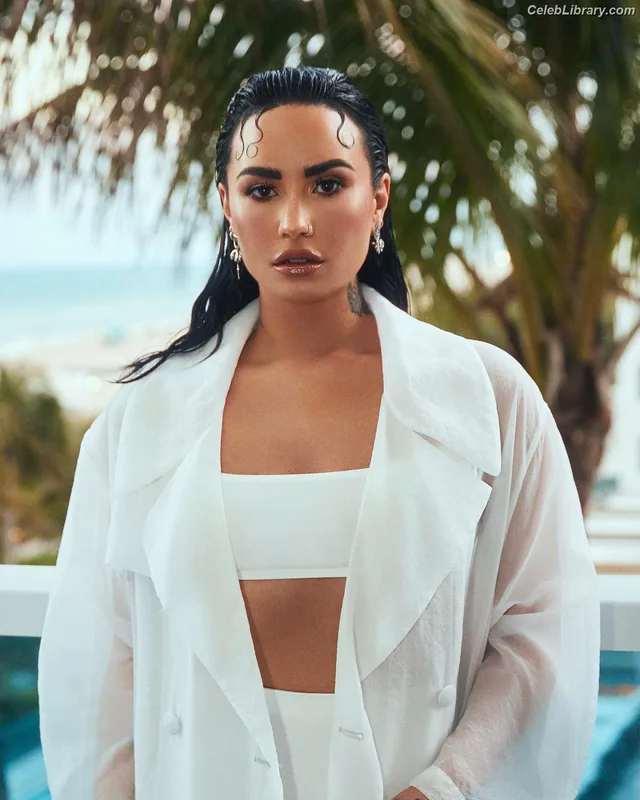Demi Lovato photo 4 of 1234
