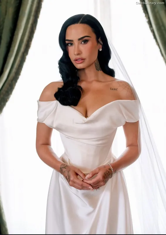 Demi Lovato photo 1 of 1234