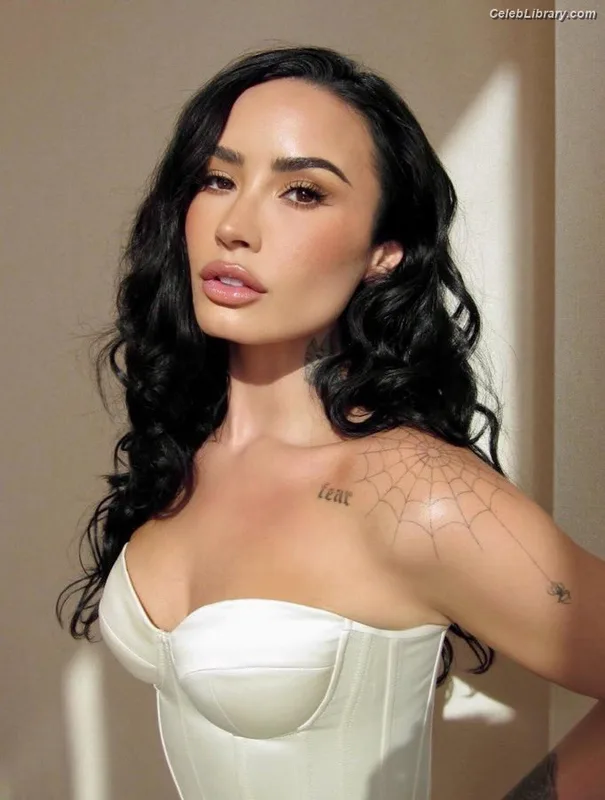 Demi Lovato photo 4 of 1234