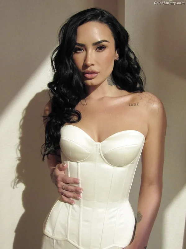 Demi Lovato photo 6 of 1234
