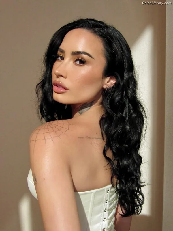 Demi Lovato photo 7 of 1234