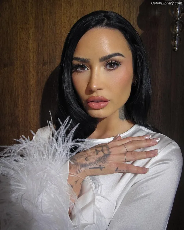 Demi Lovato photo 3 of 1234