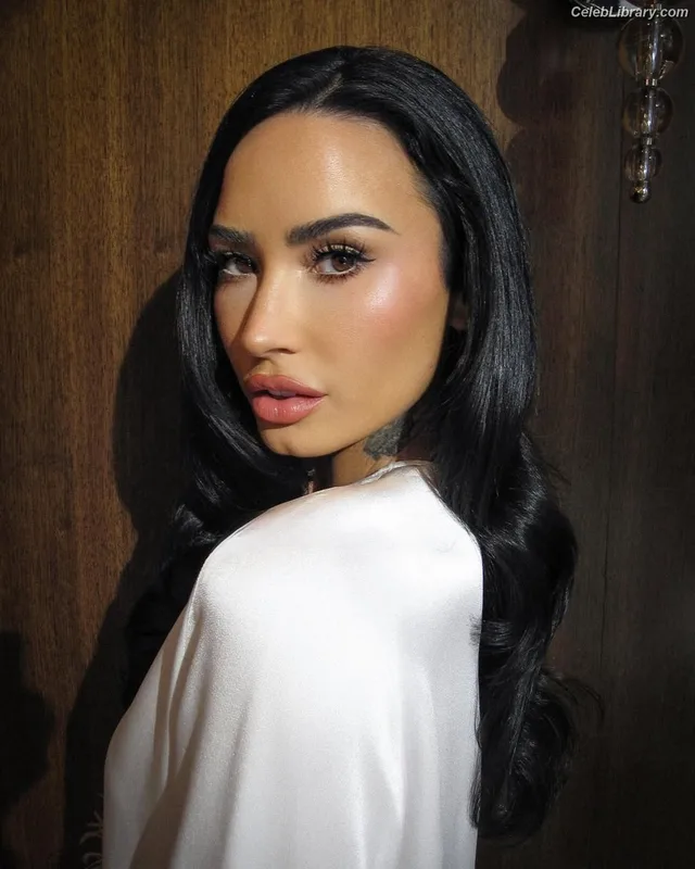 Demi Lovato photo 4 of 1234