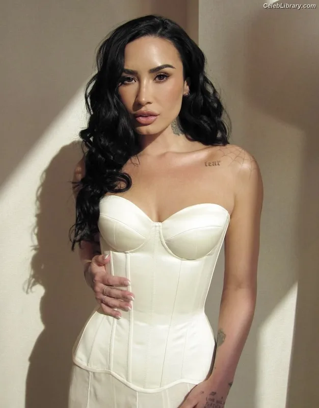 Demi Lovato photo 8 of 1234