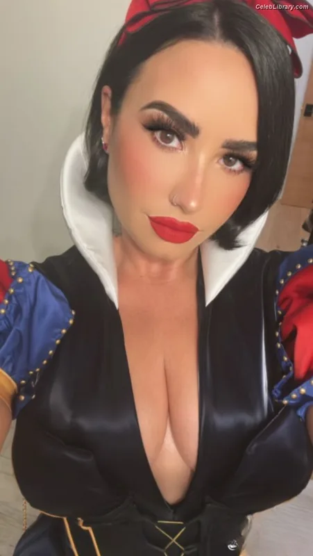 Demi Lovato photo 3 of 1234