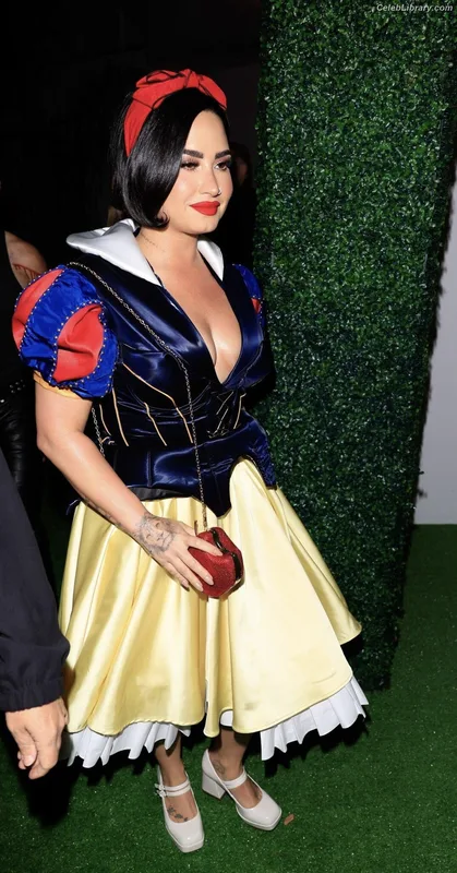 Demi Lovato photo 4 of 1234