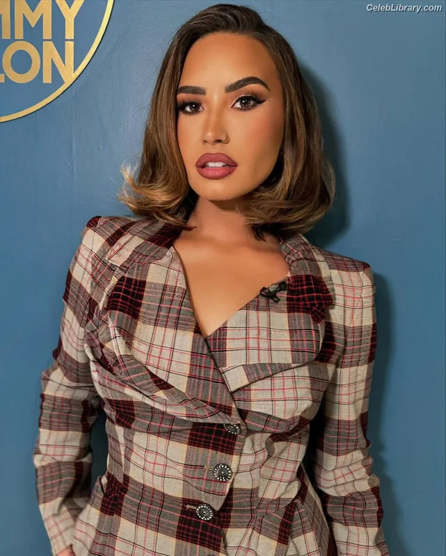 Demi Lovato photo 17 of 1234