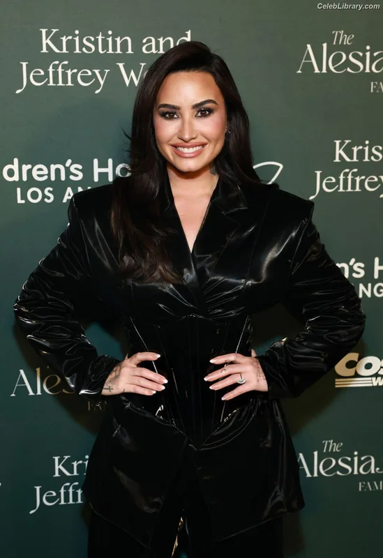 Demi Lovato photo 18 of 1234