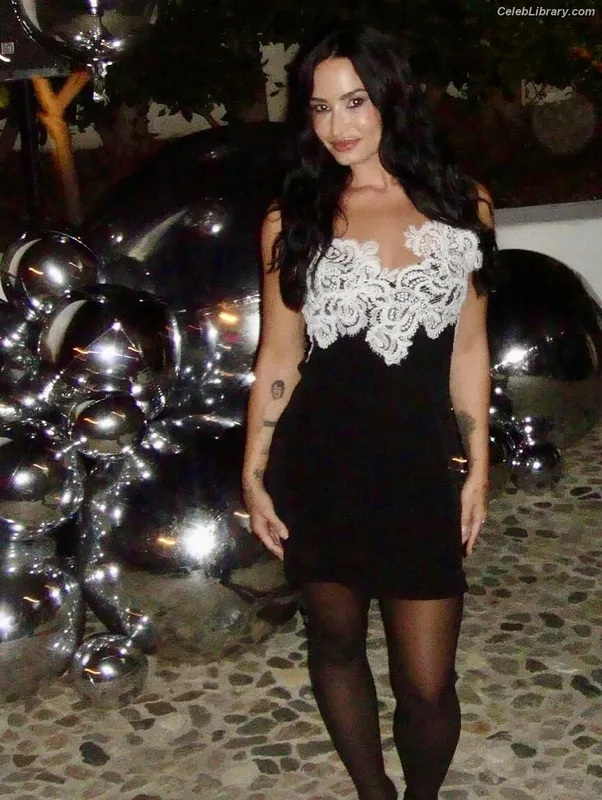 Demi Lovato photo 4 of 1234