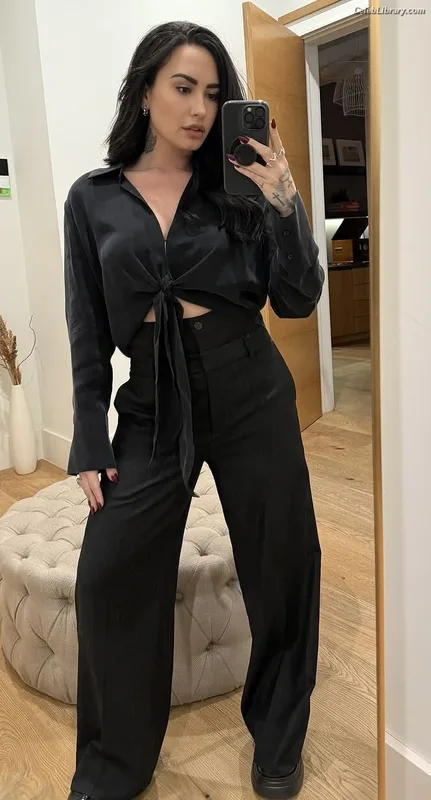 Demi Lovato photo 4 of 1234