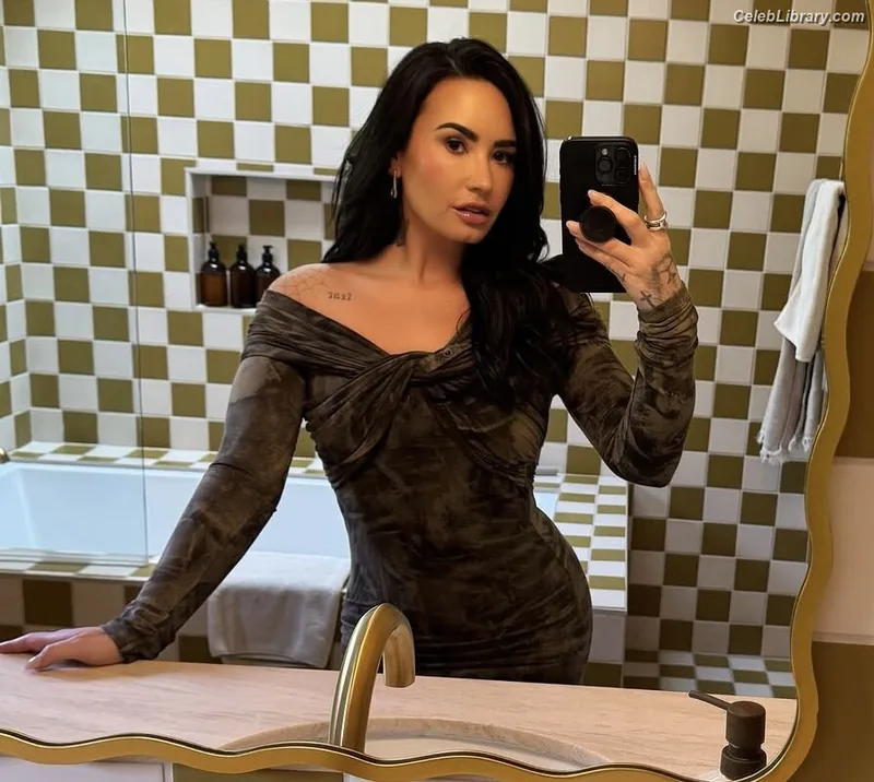 Demi Lovato photo 5 of 1234
