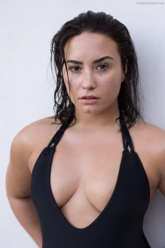 Demi Lovato photo 10 of 1234
