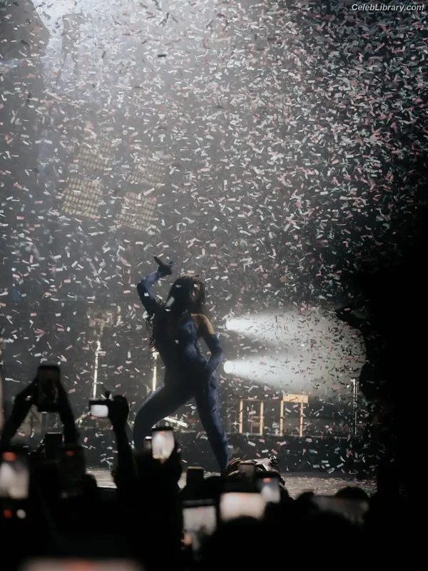 Demi Lovato photo 4 of 1234