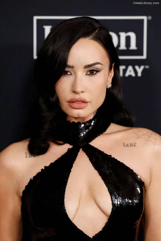 Demi Lovato photo 4 of 1234