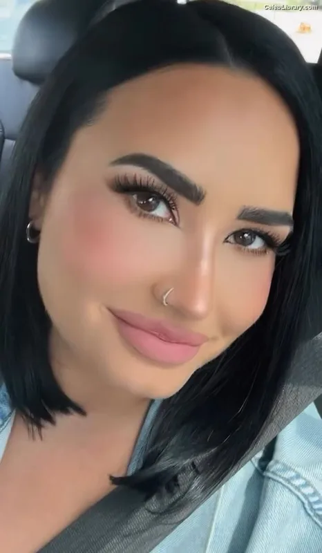 Demi Lovato photo 7 of 1234