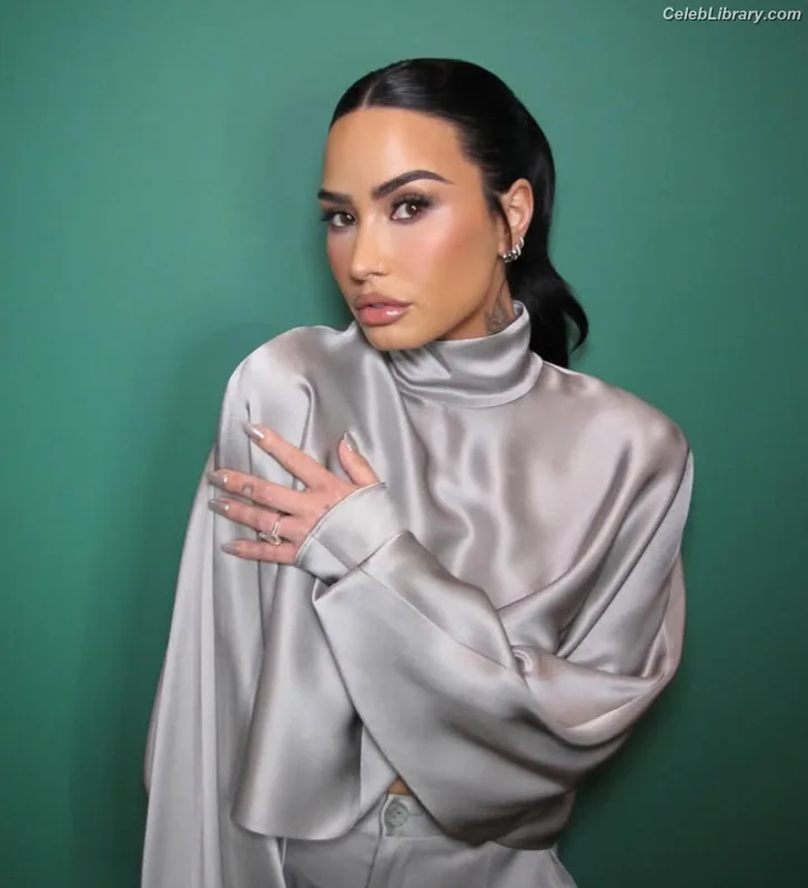 Demi Lovato photo 10 of 1234