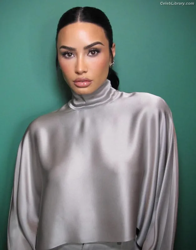 Demi Lovato photo 12 of 1234
