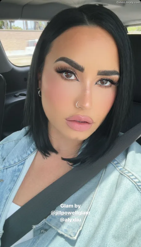 Demi Lovato photo 1 of 1234