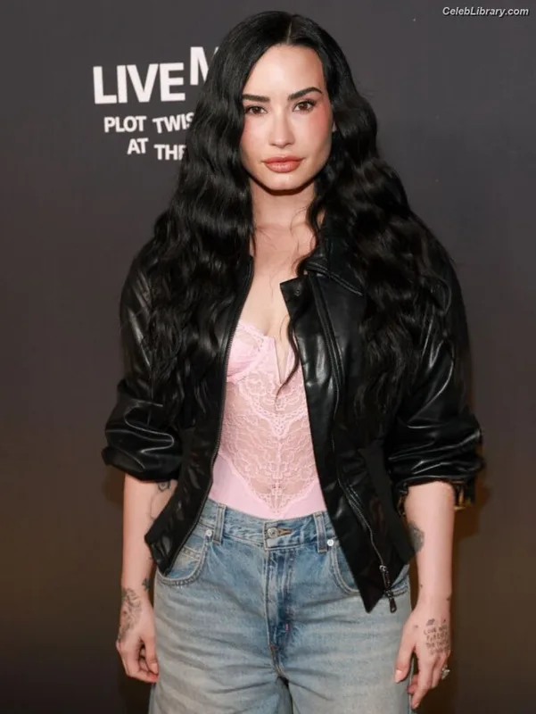 Demi Lovato photo 3 of 1234