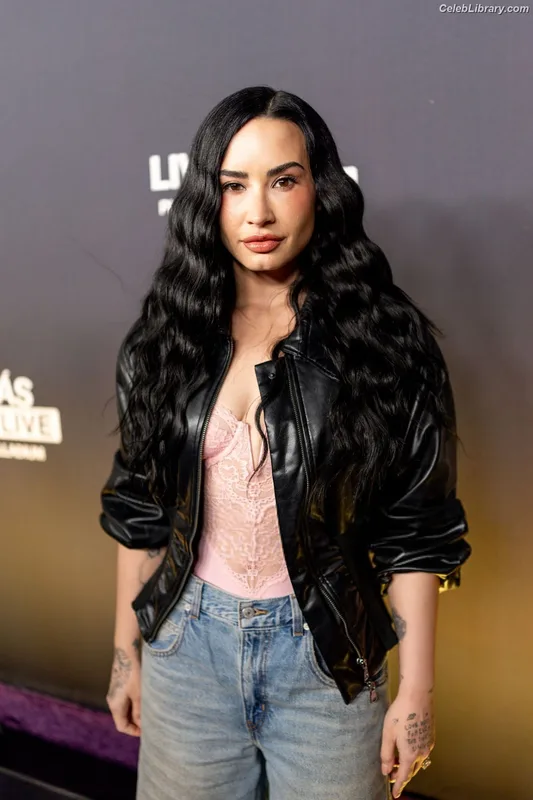 Demi Lovato photo 4 of 1234