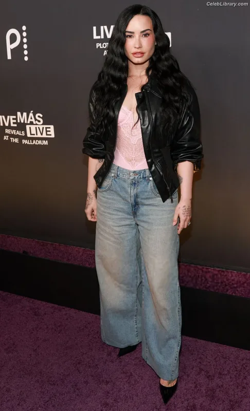 Demi Lovato photo 5 of 1234