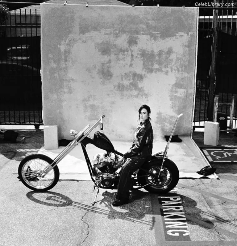 Demi Lovato photo 2 of 1234