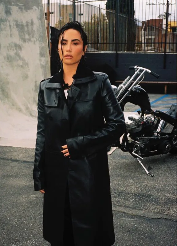 Demi Lovato photo 4 of 1234