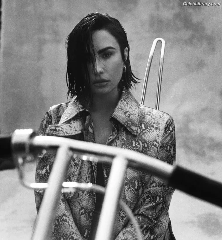 Demi Lovato photo 5 of 1234