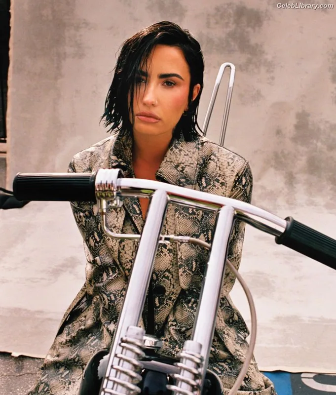 Demi Lovato photo 6 of 1234