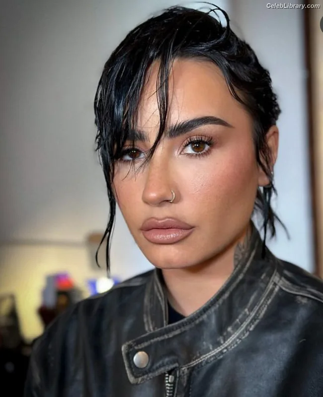Demi Lovato photo 10 of 1234