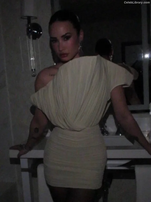 Demi Lovato photo 1 of 1234