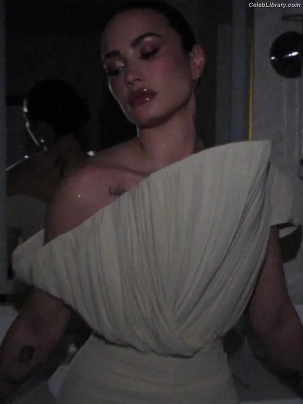 Demi Lovato photo 3 of 1234