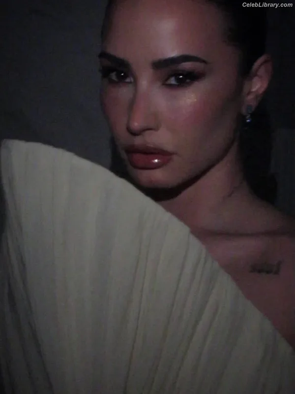 Demi Lovato photo 4 of 1234