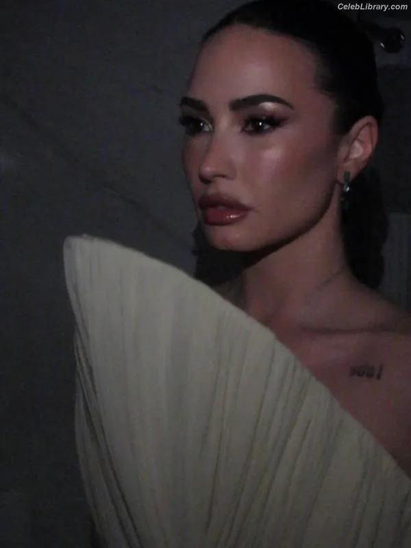 Demi Lovato photo 5 of 1234