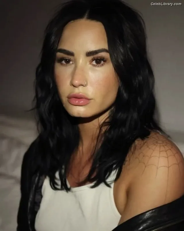 Demi Lovato photo 17 of 1234
