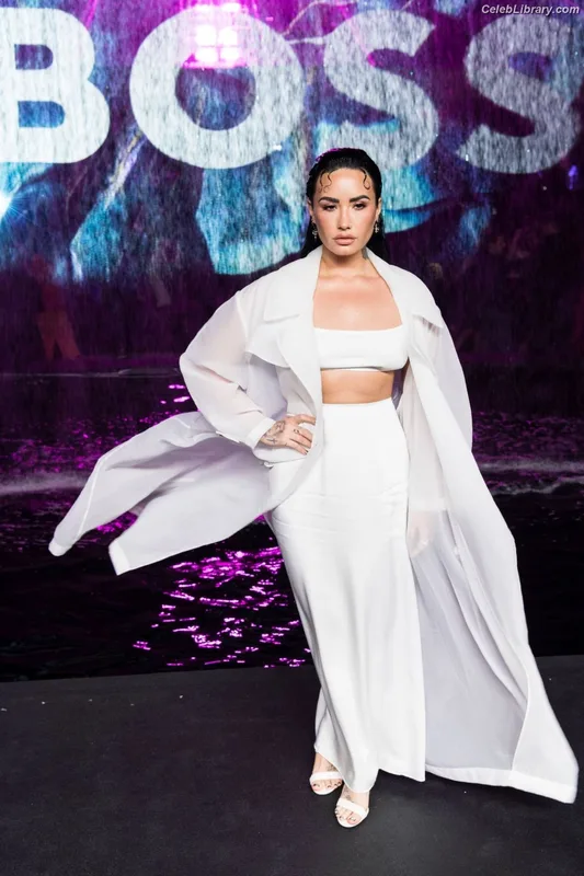 Demi Lovato photo 5 of 1234