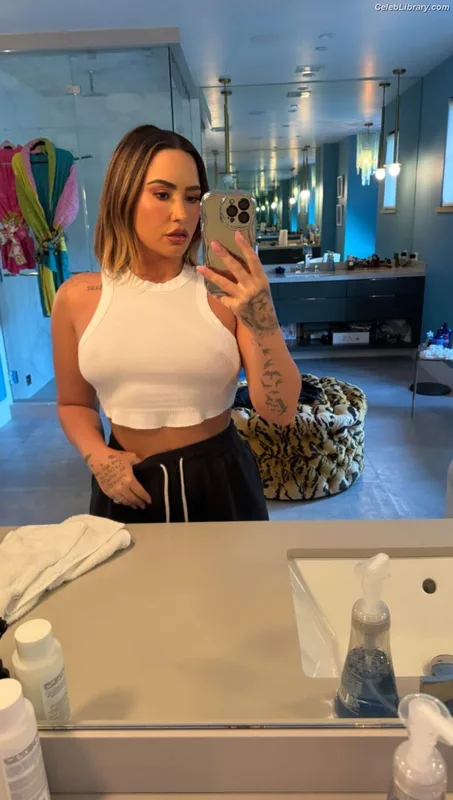 Demi Lovato photo 7 of 1234
