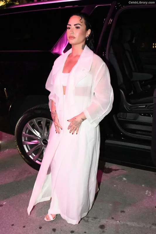 Demi Lovato photo 10 of 1234