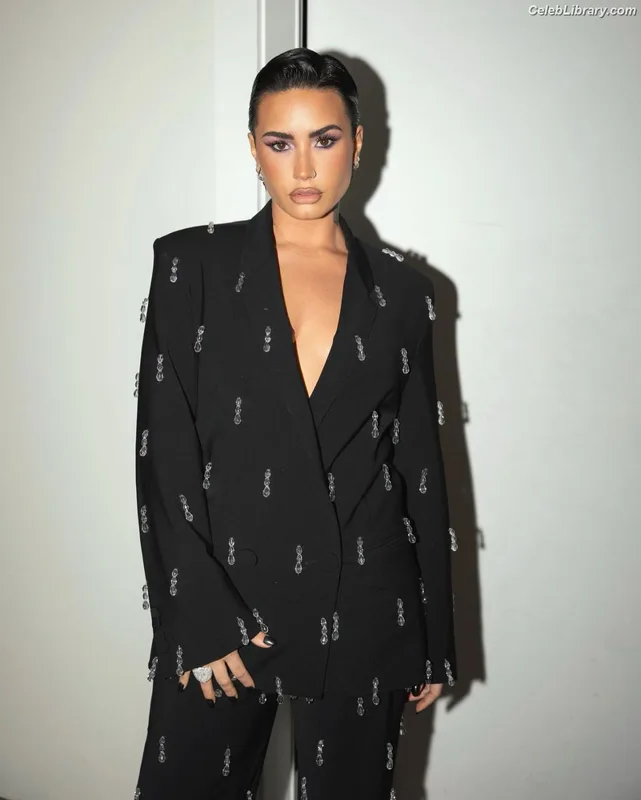 Demi Lovato photo 12 of 1234