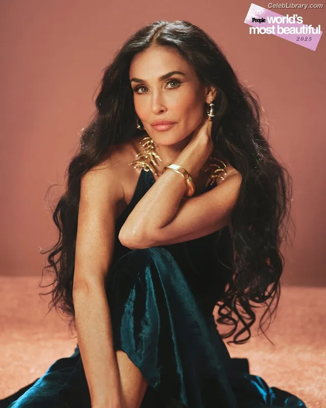 Demi Moore photo 2 of 471