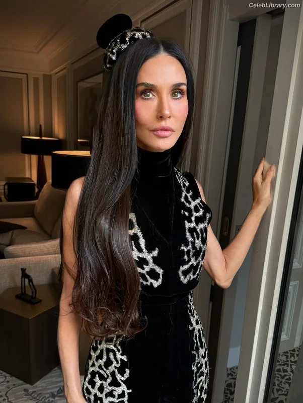 Demi Moore photo 4 of 471