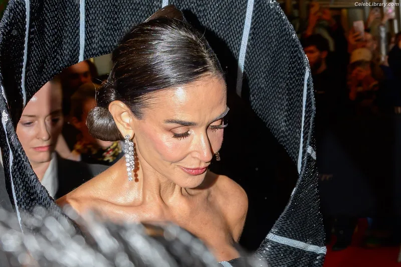 Demi Moore photo 1 of 471