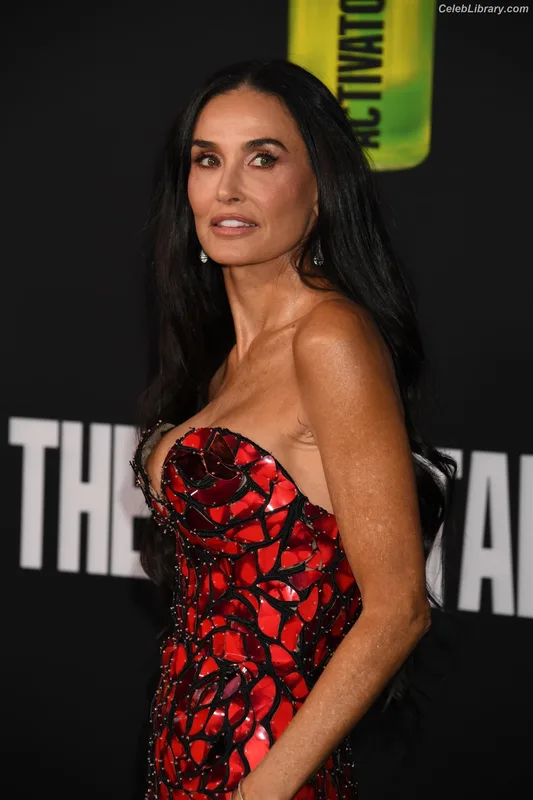 Demi Moore photo 17 of 471