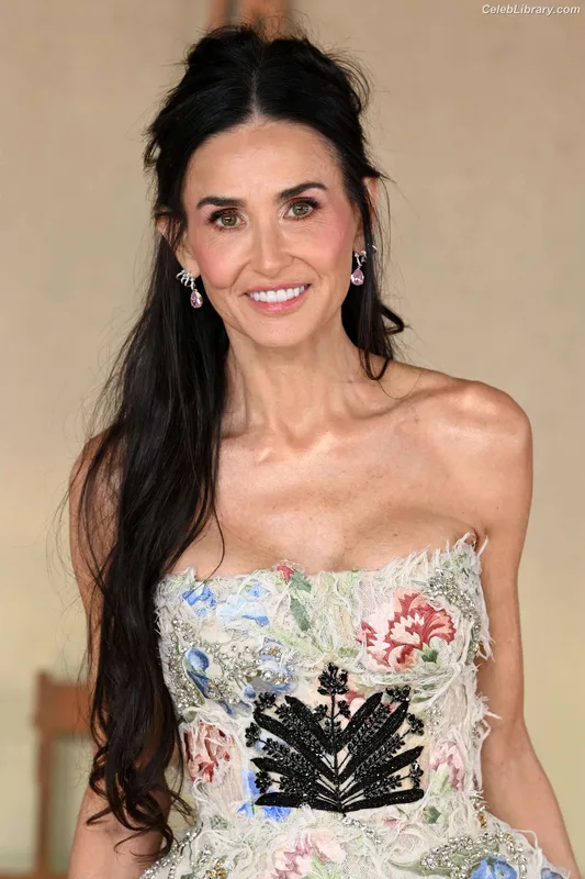 Demi Moore photo 3 of 471