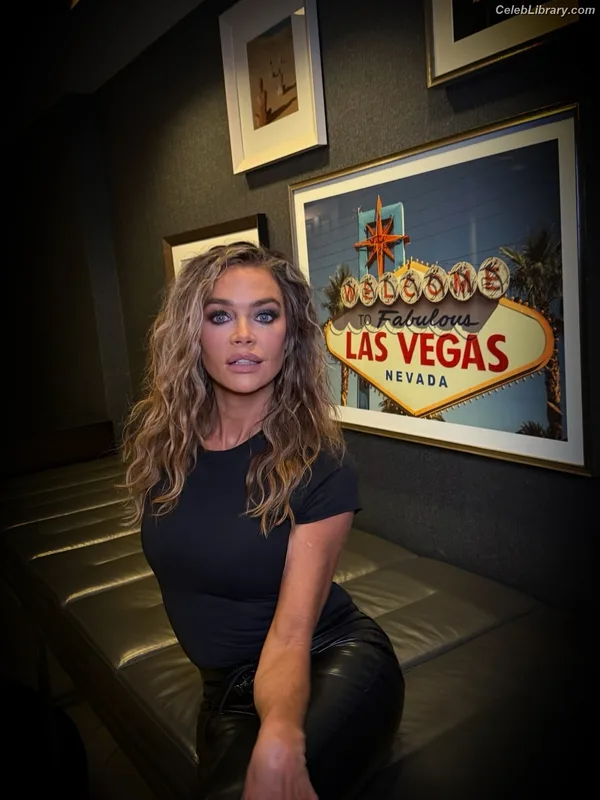 Denise Richards photo 10 of 662