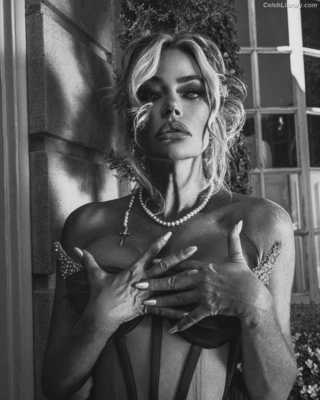 Denise Richards photo 8 of 662