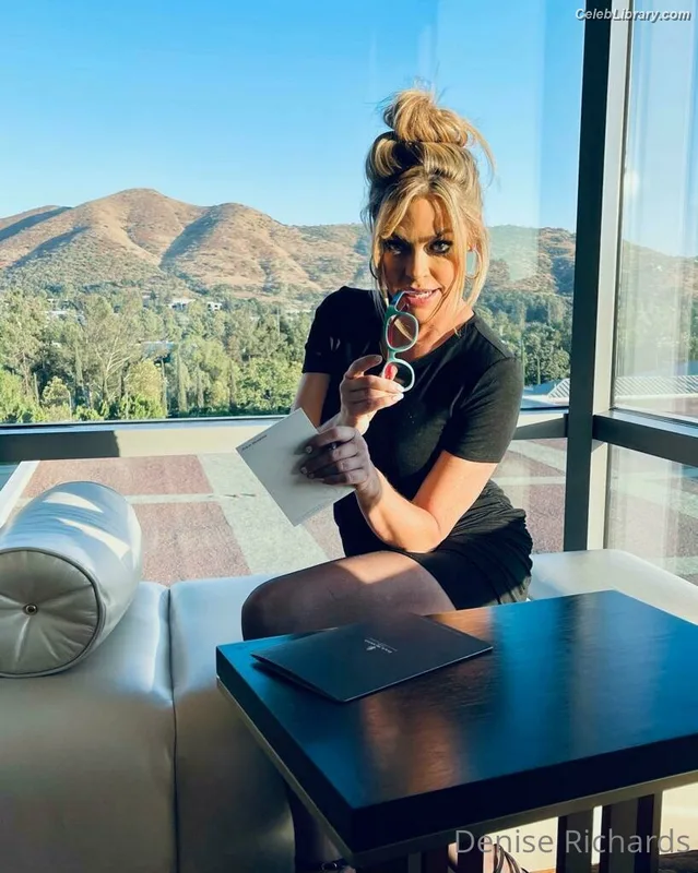 Denise Richards photo 2 of 662